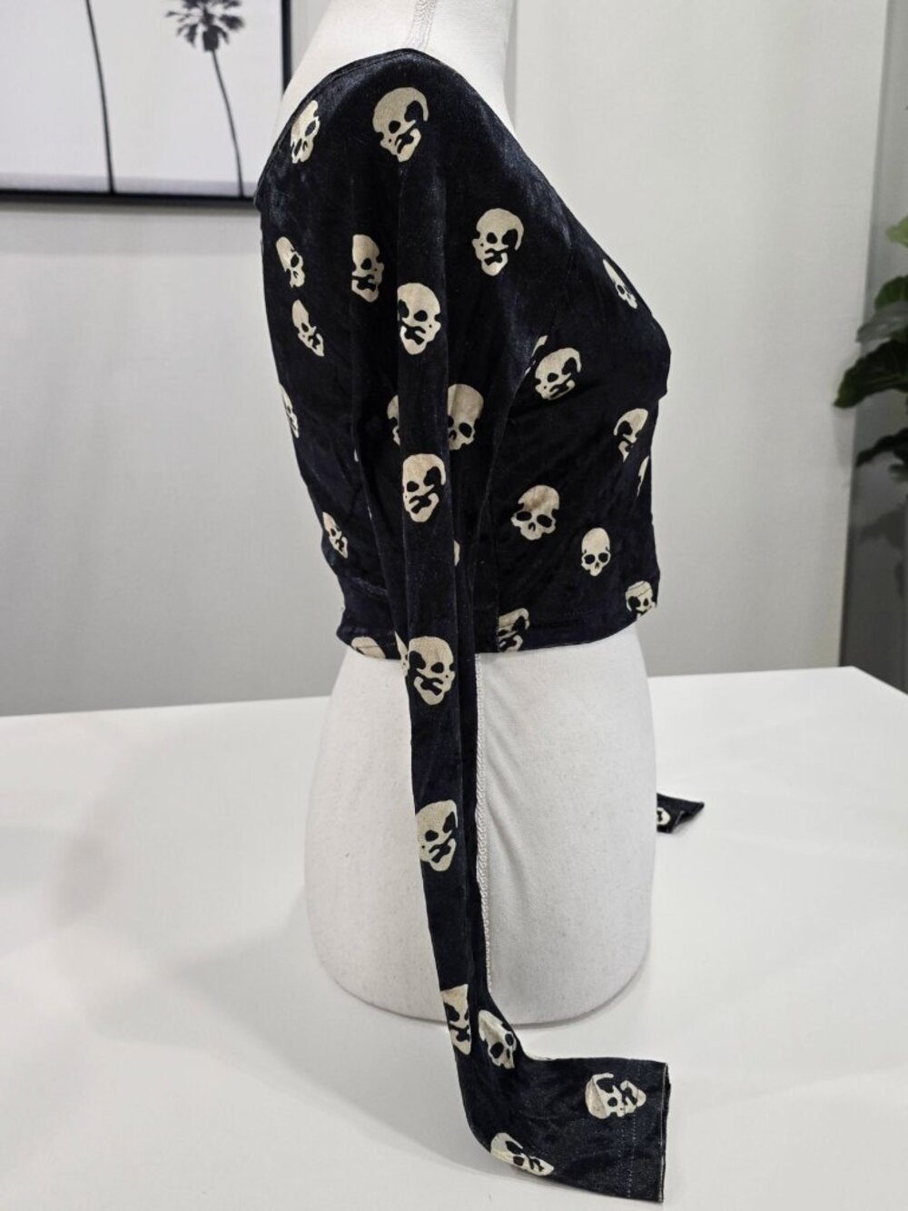 SHEIN ✦ Skull Print Off‑Shoulder Crop Top ✦ Black Velvet Ruched Front Sz M NWT - Picture 3 of 8